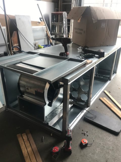 spoeltafels, inbouwkookplaten, wasbakken, werkbladen, afzuigkappen