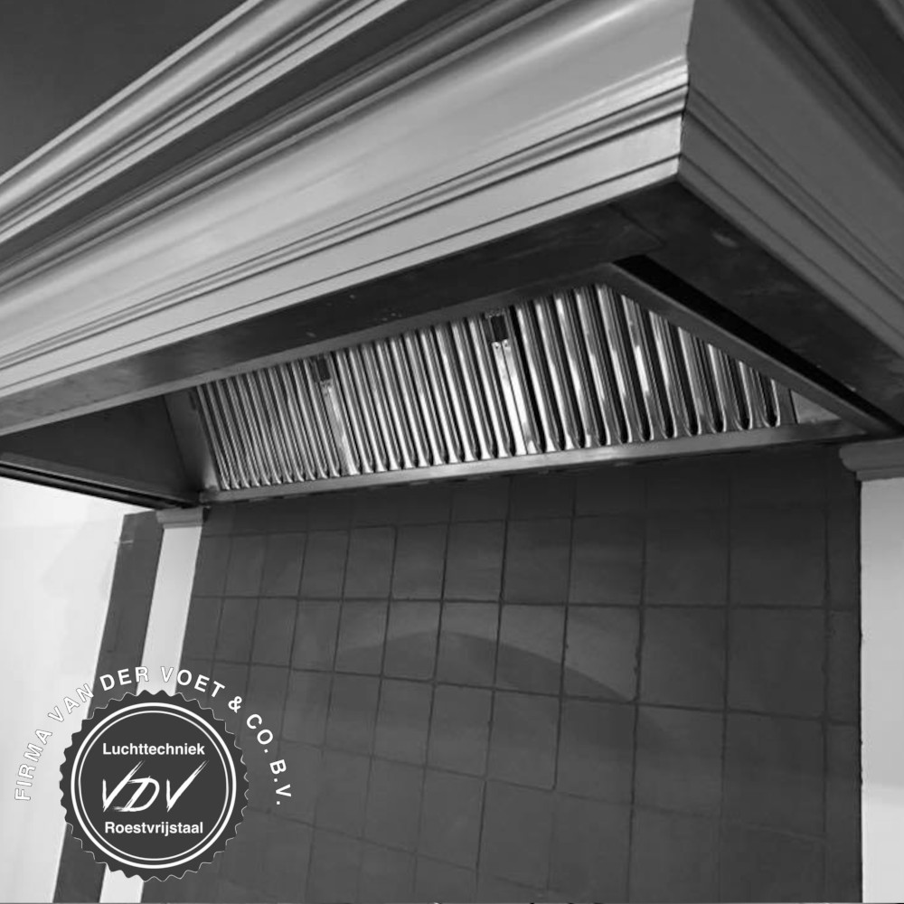 spoeltafels, inbouwkookplaten, wasbakken, werkbladen, afzuigkappen